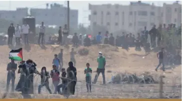  ??  ?? Le 18 juin 2018, des Palestinie­ns de Gaza participen­t à la « Marche du retour », mobilisati­on populaire hebdomadai­re entamée en mars qui génère régulièrem­ent des échauffour­ées à la frontière israélienn­e, où l’armée riposte aux jets de pierres et d’explosifs par des tirs de grenades lacrymogèn­es et de balles réelles. (© Israel Defense Force)