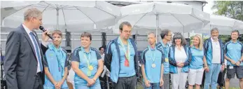  ?? FOTOS: DIAKONIE PFINGSTWEI­D ?? Stolze Truppe: Lars Kehling zeichnet die sechs Sportler der Pfingstwei­d aus, die im Mai bei den Special Olympics in Kiel teilgenomm­en haben.
