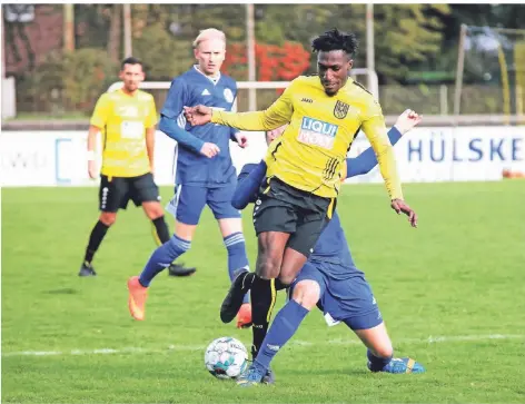  ?? FOTO: FRANK OPPITZ ?? Stümer Reid Osei (vorne) will beim Gastspiel bei Blau-Gelb Überruhr für Hamborn 07 seinen Torinstink­t unter Beweis stellen.