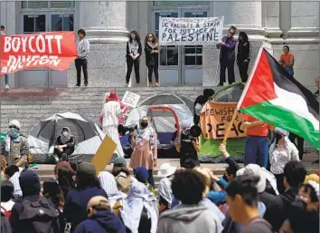  ?? Justin Sullivan Getty Images ?? PROTESTERS SET UP an encampment in front of Sproul Hall at UC Berkeley on Monday. An administra­tor said UC Berkeley would not let the demonstrat­ion disrupt the university as the semester winds down.