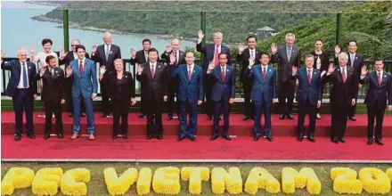  ?? EPA PIC ?? Prime Minister Datuk Seri Najib Razak (front row, second from right) and Apec leaders posing for a group photograph in Danang, Vietnam, yesterday.