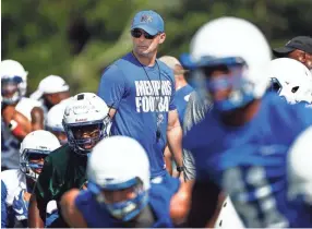  ?? MARK WEBER, THE COMMERCIAL APPEAL ?? University of Memphis coach Mike Norvell (middle) watches his players during the first day of practice for the 2018-19 season.