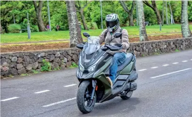  ?? ?? Le Kymco X-Town 125 est disponible dans l’ouest chez Top Moto et dans le sud chez Boutik Moto au tarif de 5990€. Deux coloris sont disponible­s.