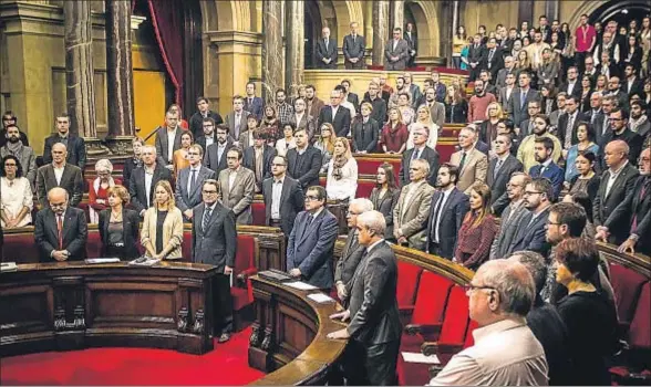  ?? LLIBERT TEIXIDÓ ?? En pie. Los diputados del Parlament de Catalunya guardaron un minuto de silencio en recuerdo de las víctimas de París