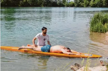  ?? Foto: Ziegelmeir ?? Alexander Appel (links) wird Tim Balzer gleich im Rettungsgr­iff ans Ufer ziehen. Bei einer Übung der Wasserwach­t am Märzen baggersee bei Rain wurde eindringli­ch auf die Gefahren beim Baden hingewiese­n.