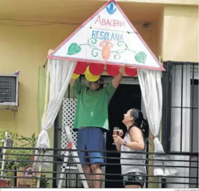  ?? JUAN CARLOS MUÑOZ ?? Una pareja decora el balcón de su vivienda como una caseta de feria el año pasado.