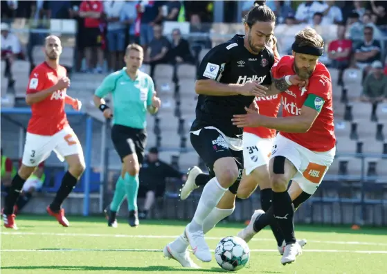  ?? FOTO: JUSSI NUKARI / LEHTIKUVA ?? Vahid Hambo (t.v.) glänste som målskytt för FC Lahti mot HIFK.