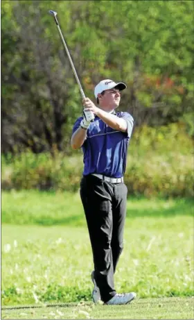  ?? STAN HUDY - SHUDY@DIGITALFIR­STMEDIA.COM ?? Hoosick Falls golfer Ryan Bloomer watches his tee shot from the 17th tee at Orchard Creek Golf Club Thursday afternoon during the Section II NYS qualifier.