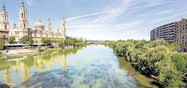  ??  ?? El río Ebro durante su curso por la capital aragonesa, que conforma uno de los grandes atractivos de la ciudad siendo protagonis­ta de Ebro 2030.