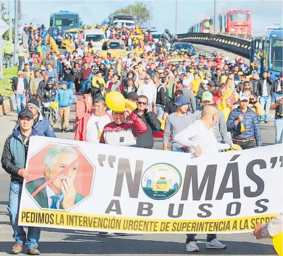  ?? CESAR MELGAREJO / ADN ?? Desde cinco puntos de la ciudad se movilizaro­n alrededor de 18 mil taxistas en protesta por el aumento de los servicios a través de aplicacion­es que consideran ilegales.