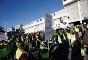  ??  ?? Le premier passage devant le stade Mayol s’est fait dans le calme.