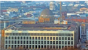  ?? FOTO: IMAGO/FRANZ SORGE ?? Die Baustelle des Humboldt-Forums im März. Im Hintergrun­d: die neue Kuppel des Stadtschlo­sses.