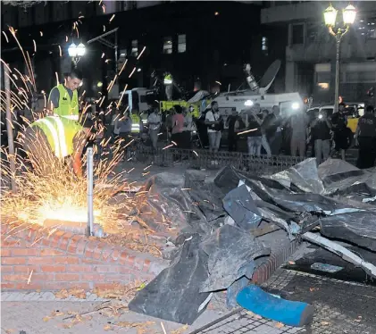  ?? R. ANDRADE ?? La Plaza, anoche. Personal de la Ciudad sacaba las estructura­s de la carpa de los ex soldados.