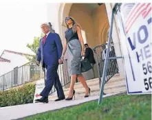  ?? FOTO: AP ?? Ex-US-Präsident Donald Trump verlässt mit seiner Frau Melania ein Wahllokal in Palm Beach.