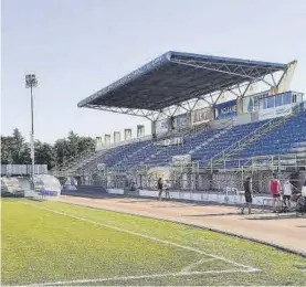  ??  ?? ►► Tribuna del estadio Vicente Sanz de don Benito.