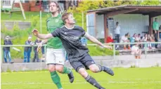  ?? FOTO: PETER SCHLIPF ?? Duell in Aalens Stadtteil: Unterkoche­n (grünes Trikot) ist gegen Neuler im Heimspiel gefordert.