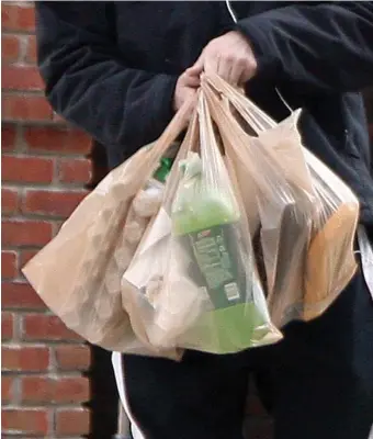  ?? BOSTON HERALD FILE ?? STOCKING UP: Shoppers carry plastic bags out of the Star/Shaw’s on Beacon Street in Brookline in 2013.