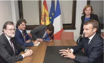  ?? AP ?? Apoyo europeo. Mariano Rajoy, presidente del gobierno español, a la izquierda, se reúne con el presidente francés, Emmanuel Macron, a la derecha, durante la reunión de la Unión Europea, ayer en Bruselas.