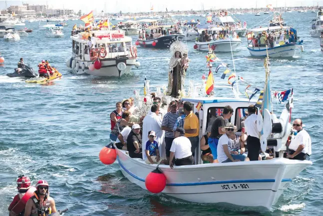  ?? Foto: CSN-Archiv ?? Die Schutzpatr­onin der Seeleute wird in einer feierliche­n Boots-Prozession aufs Meer begleitet.