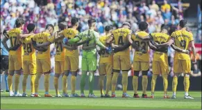  ?? Foto: EFE ?? Minuto de silencio antes del Barça-atlético en el Spotify Camp Nou