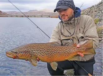  ??  ?? Poema de trucha marrón, con caña 6 y un streamer bautizado Naranjú. Jornadas sin viento, permitiero­n que los tiros entraran muy bien.