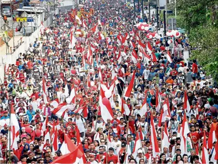  ?? — AP ?? Standing in solidarity: Indonesian­s marching during a rally at Jakarta’s main business district.