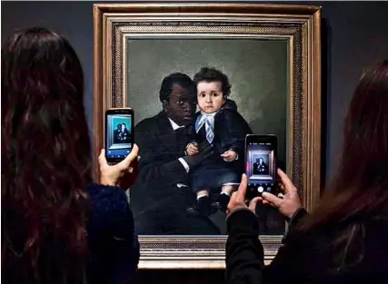  ?? ?? El público fotografía el cuadro “Joven negro con niño blanco”, de Bernardo Troncoso (1835-1928).