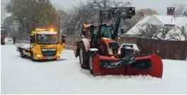  ?? FOTO: KJETIL NYGAARD ?? Kvart på ni var brøytebil på plass. Da ble det også strødd og problemene i bakken løste seg.