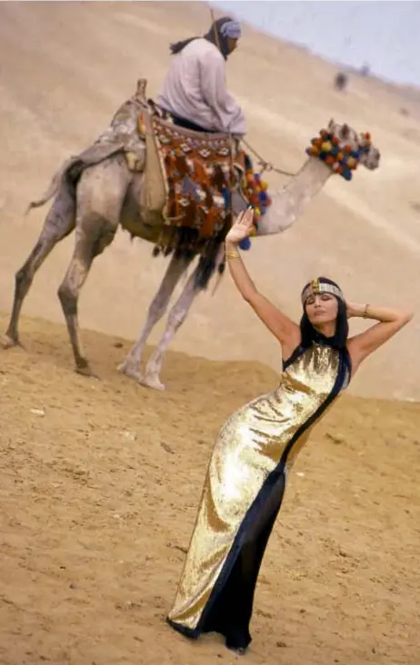  ??  ?? La diva cuenta su experienci­a en el desierto de Guiza en su revista de viajes y destinos exóticos. Allí, en primera persona, comparte con el lector la exclusiva producción con CARAS realizada en el año 1993. Una Cleopatra con glamour.