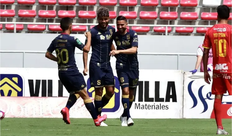  ?? ALonso Tenorio ?? Marvin Angulo (derecha) volvió a tener una actuación determinan­te para Saprissa. El volante celebró su gol con Johan Venegas (centro) y Jimmy Marín.