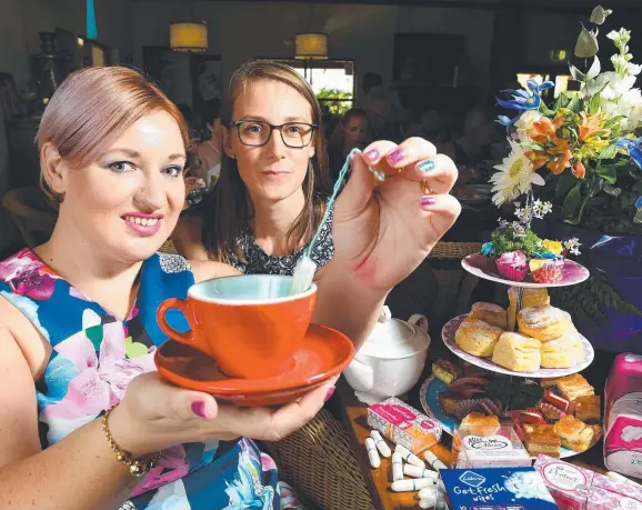  ?? Picture: PATRINA MALONE ?? Lisa Bartholome­w and Meika Hinton sit down for a cuppa at yesterday's Share the DigniTEA event