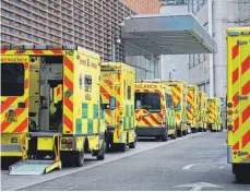  ?? FOTO: AARON CHOWN/DPA ?? Rettungswa­gen stauen sich vor einer Londoner Klinik.