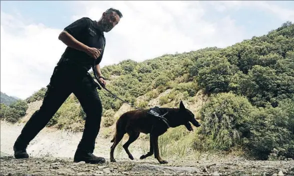  ?? ROBIN TOWNSEND / EFE ?? Desde hace unos días, los Mossos lideran la búsqueda de la pareja de la que no hay rastro en el pantano de Susqueda