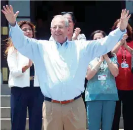  ??  ?? EL ADIÓS. El todavía presidente peruano acudió al Palacio Presidenci­al a despedirse.