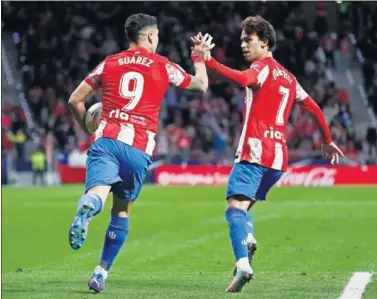  ?? ?? Suáre y João Félix se felicitan por el primer gol del delantero uruguayo.