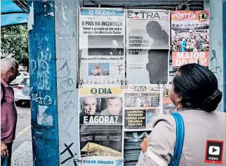  ?? YASUYOSHI CHIBA / AFP ?? Prensa. Diarios en Río de Janeiro reflejaron ayer en sus portadas la crisis política que afronta el Gobierno.