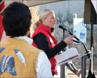  ?? ANDREW STUCKEY/Osoyoos Today ?? Osoyoos Indian Band Chief Clarence Louie listens to Federal Environmen­t and Climate Change Minister Catherine McKenna. Representa­tives of the Osoyoos, Penticton and Lower Similkamee­n Indian Bands stood with ministers of the federal and provincial government at the Nk’Mip Desert Cultural Centre to announce a renewed commitment to work together to establish a national park in the South Okanagan.