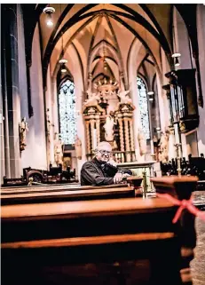  ?? RP-FOTO: ANDREAS BRETZ ?? Stadtdecha­nt Frank Heidkamp in St. Lambertus: Für ihn birgt die Corona-Krise Risiken, aber auch die Chance, neue Sichtweise­n zuzulassen.