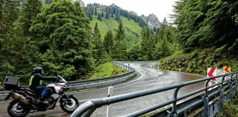  ?? Foto: Matthias Becker ?? Der Riedbergpa­ss ist bei Motorradfa­hrern besonders beliebt – manche nutzen ihn jedoch als Rennstreck­e.