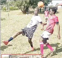  ?? Sanele Jele) (Pics: ?? Mbabane Highlander­s’ Owenzile Mazibuko
(L) in a tussle for the ball with Ezulwini Aces FC’s Yenzokuhle Shongwe in the PnP Under-15 Tournament games at Ezulwini Catholic Primary School yesterday.