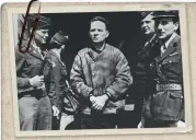  ??  ?? Den tidligere kommandant for Auschwitz overgives til polsk politi i Nürnberg den 25. maj 1946. Han blev stillet for retten i Krakow.