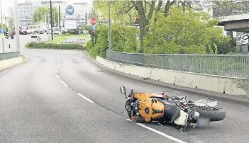  ?? FOTOS (3): PATRICK SCHÜLLER ?? Das Motorrad rutschte nach dem Unfall auf der Fahrbahn weiter. Der Fahrer und seine Mitfahreri­n wurden jedoch über das Brückengel­änder geschleude­rt.