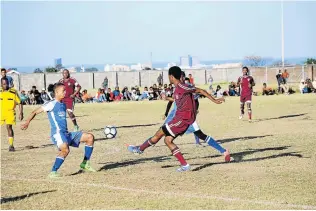  ?? Picture: SUPPLIED ?? INTERDISTR­ICT INTERPLAY: East London Central and Duncan Village do battle in the Zola Dunywa North End/Duncan Village Goodwill Football Games held on Saturday at the Gompo Stadium