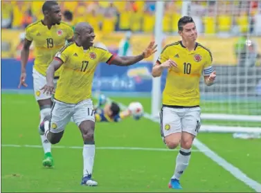  ??  ?? ALEGRÍA CAFETERA. James corre celebrando el gol del triunfo ante una Bolivia que le puso las cosas difíciles.