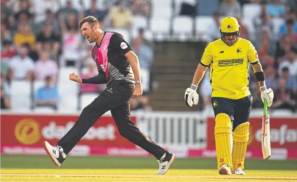  ?? ?? Somerset’s Craig Overton of Somerset celebrates the wicket of Hampshire’s Ben McDermott
Picture by Harry Trump/Getty Images