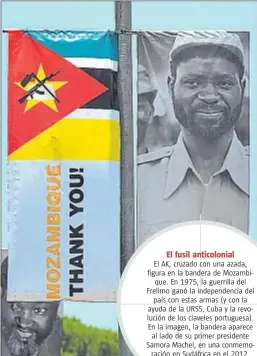  ?? ALEXANDER JOE / AFP ?? El AK, cruzado con una azada, figura en la bandera de Mozambi
que. En 1975, la guerrilla del Frelimo ganó la independen­cia del
país con estas armas (y con la ayuda de la URSS, Cuba y la revolución de los claveles portuguesa). En la imagen, la bandera...