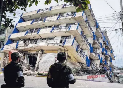  ?? AFP CORTESÍA ?? Este hotel en Oxaca quedó destrozado por el violento impacto. La gente pudo salir.