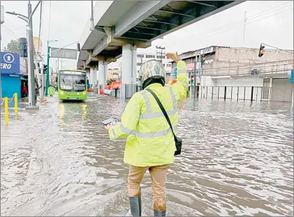  ?? Foto ?? La avenida Tláhuac fue cerrada a la altura de la estación Zapotitla y el Metrobús dejó de dar servicio. La Jornada