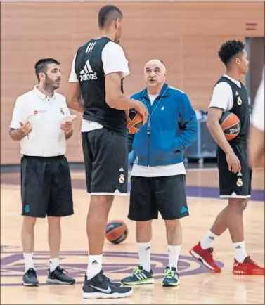  ??  ?? CASI RECUPERADO. Laso hablaba ayer con Tavares, el pívot, en principio, podrá jugar ante el Bamberg.