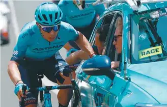  ?? / AFP ?? Miguel Ángel López junto al carro médico de su equipo, tras su retiro del Giro.